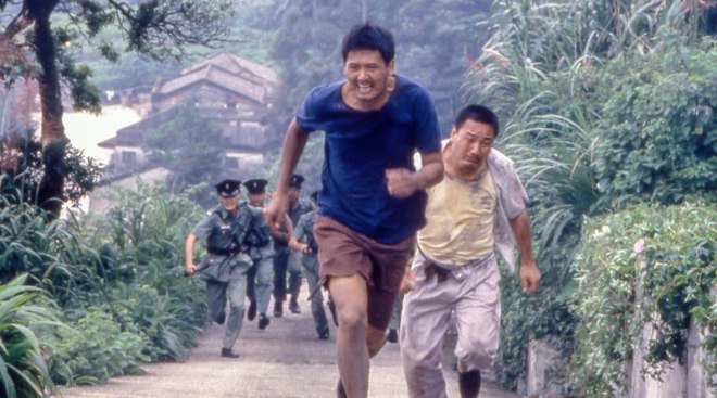 Ching (Chow Yun-Fat) and Dragon (Chen Song-Yong) escaped from prison in "Prison On Fire II" (1991)